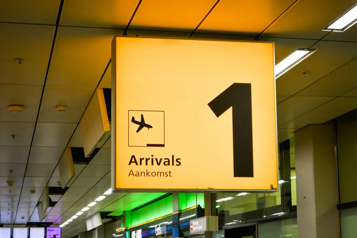 Uma placa amarela de desembarque no aeroporto