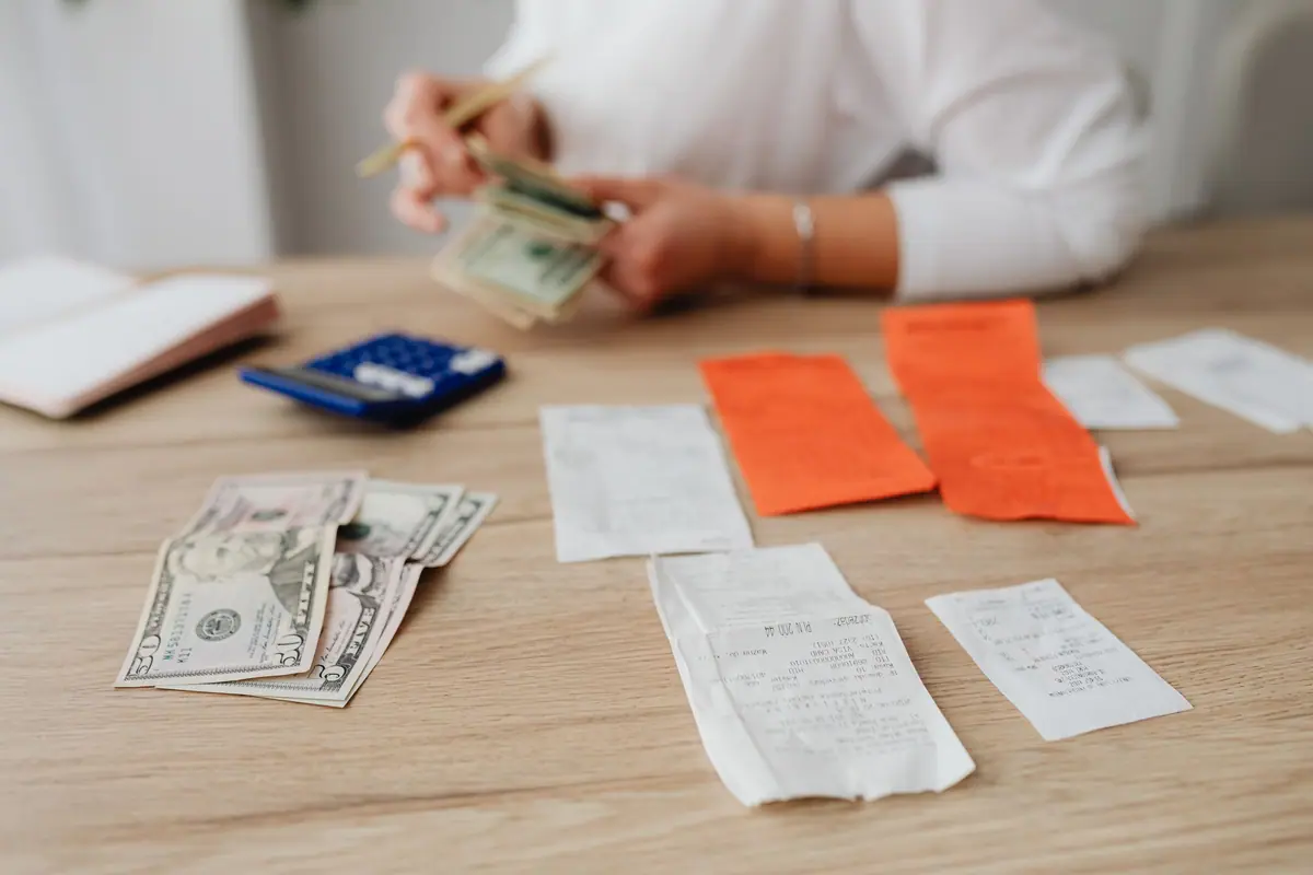 Ein Haushaltsbudget mit Taschenrechner, Bargeld und Belegen