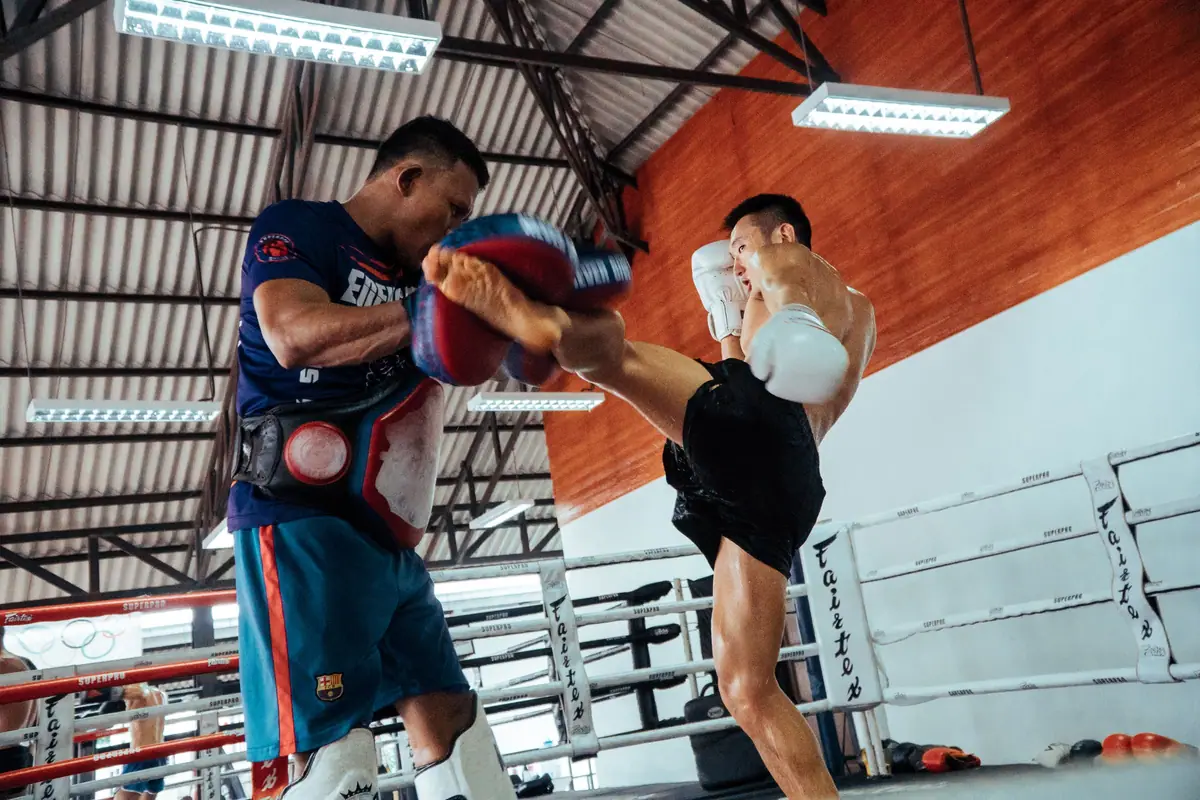 Dois lutadores em um treino de muay thai