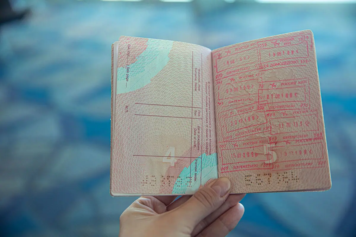 Ein aufgeschlagener Reisepass mit Einreisestempeln