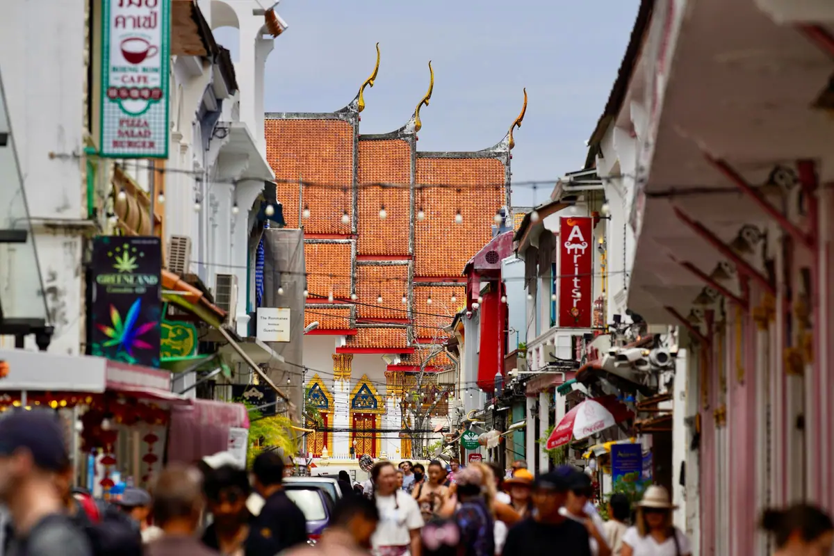Eine belebte Straße mit alten Ladenhäusern auf Phuket