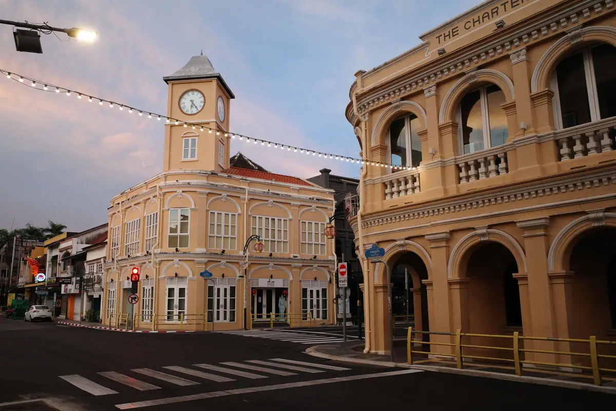 A torre do relógio e prédios coloniais em Phuket Town