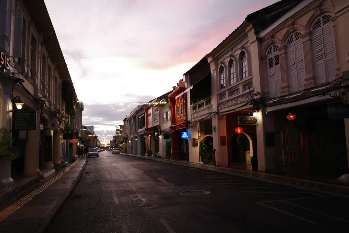 Uma rua antiga de sobrados comerciais em Phuket Town ao entardecer