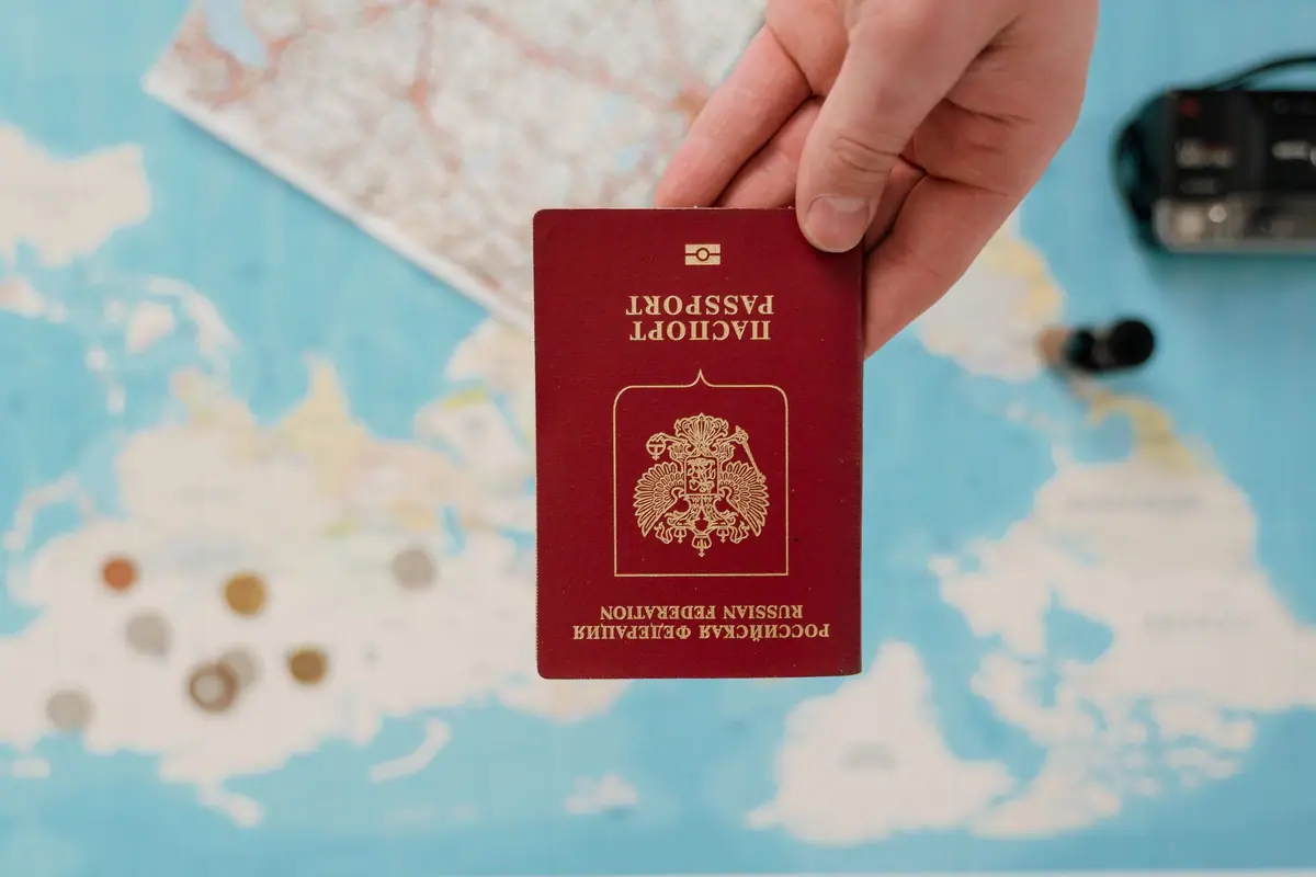 Dünya haritasının üzerinde bir Rus pasaportu